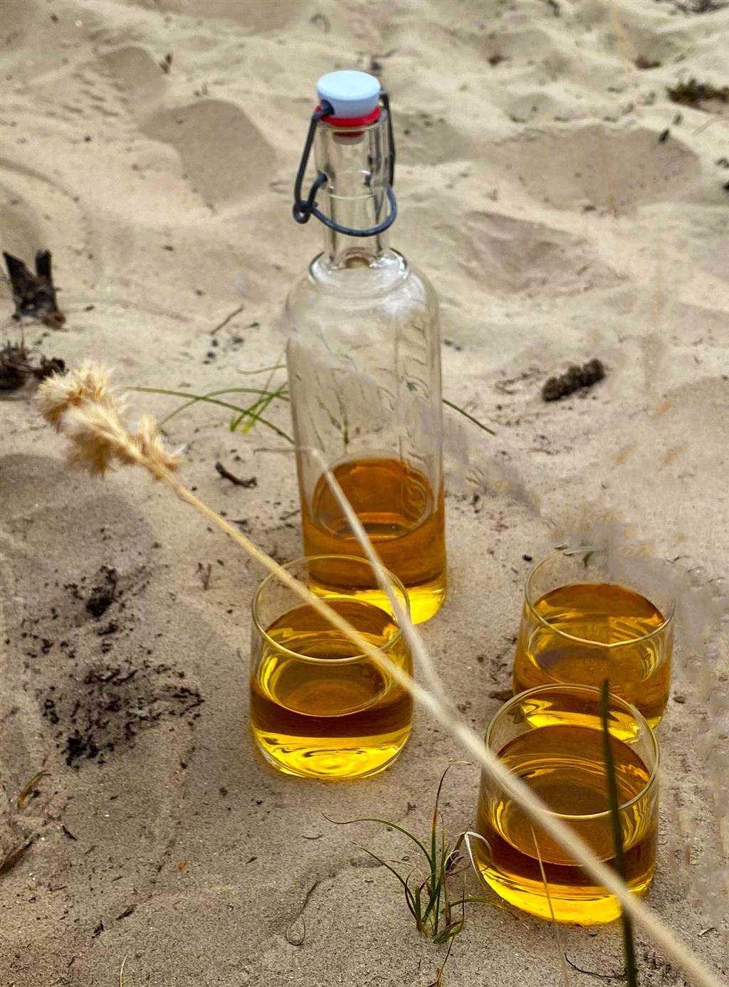 Cold brew thee met glazen buiten Santhee